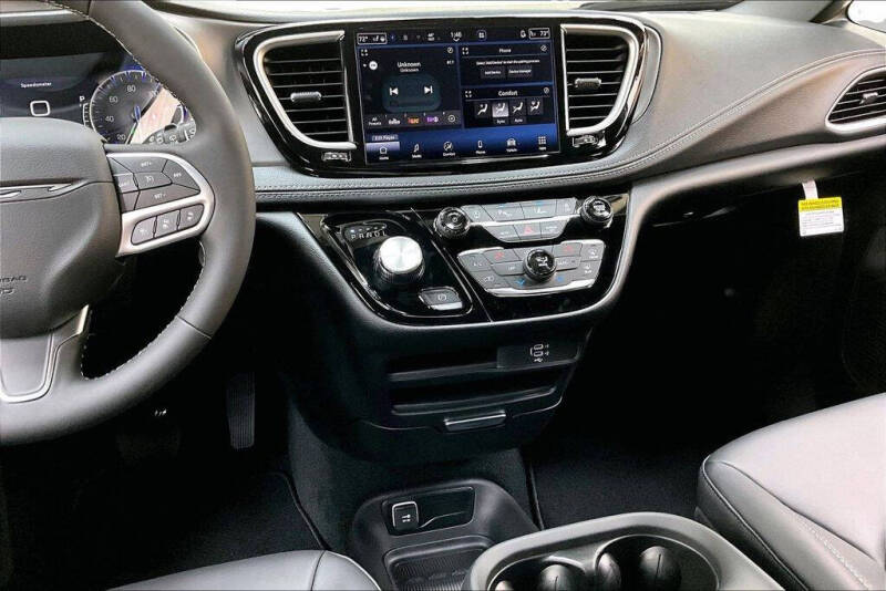 2027 Chrysler Pacifica Select
