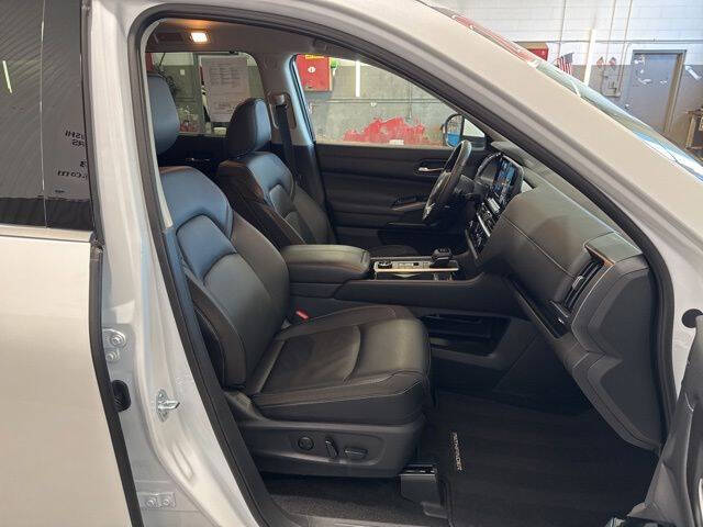 2025 Nissan Pathfinder SL