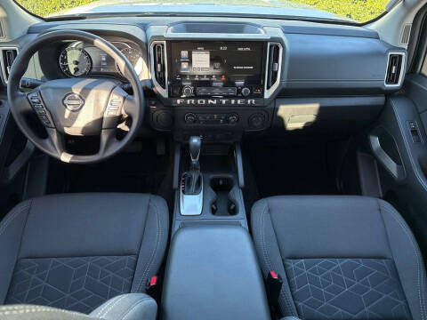 2025 Nissan Frontier SV