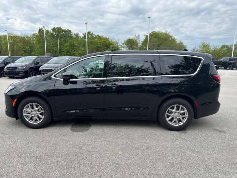 2027 Chrysler Pacifica Select