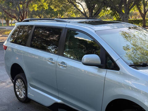 2016 Toyota Sienna XLE 7-Passenger Auto Access Seat