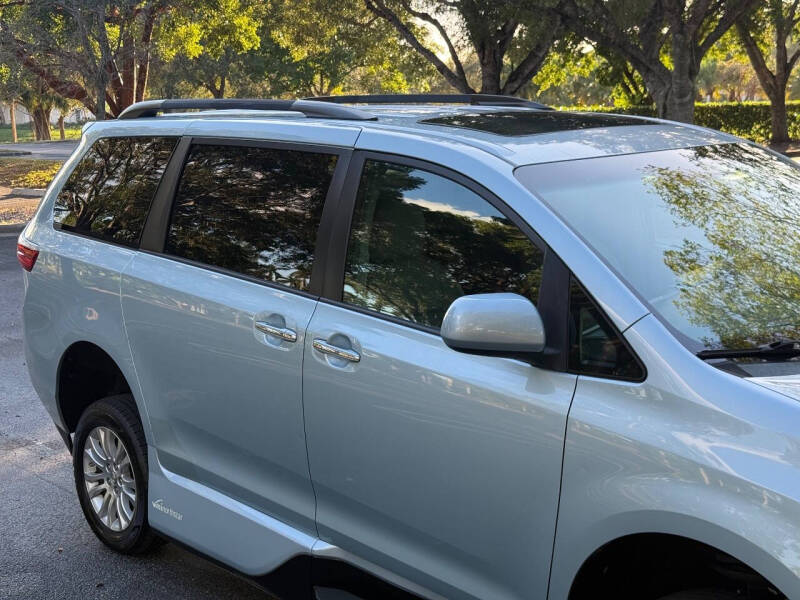 2016 Toyota Sienna XLE 7-Passenger Auto Access Seat