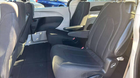 2022 Chrysler Voyager LX