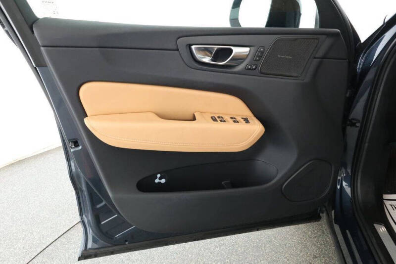 2025 Volvo XC60 T8 Ultra Dark Theme