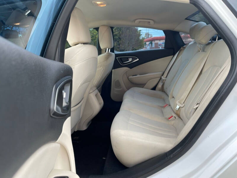 2017 Chrysler 200 LX