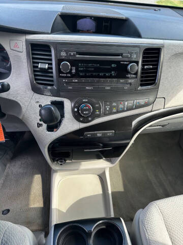 2014 Toyota Sienna LE 8-Passenger