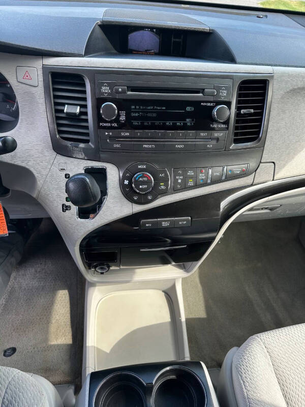 2014 Toyota Sienna LE 8-Passenger