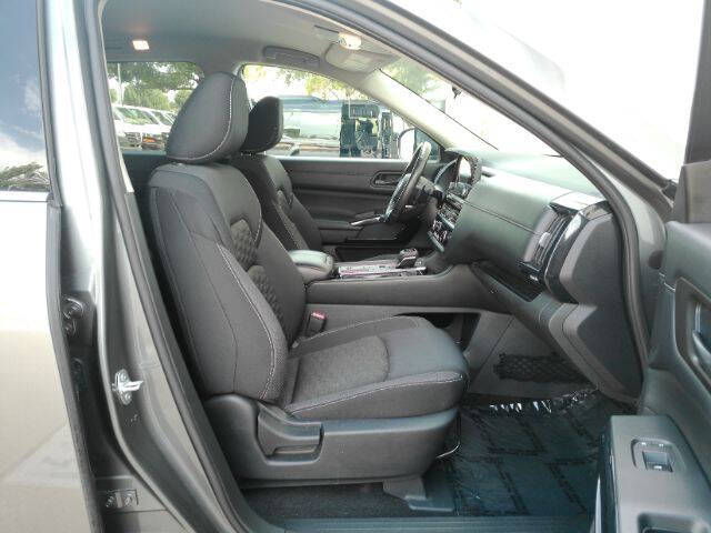 2024 Nissan Pathfinder SV