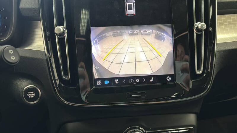 2024 Volvo XC40 B5 Core Dark Theme