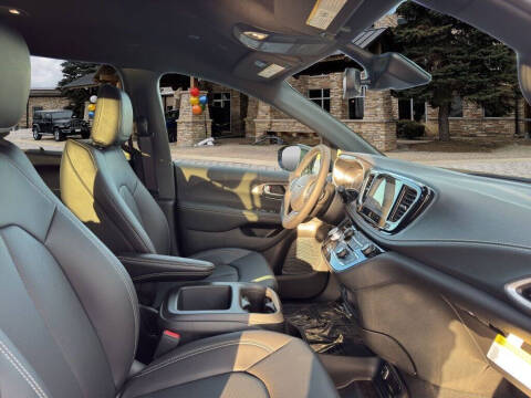 2026 Chrysler Pacifica Select