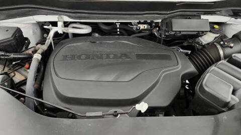 2022 Honda Pilot Touring w/Rear Captain's Chairs