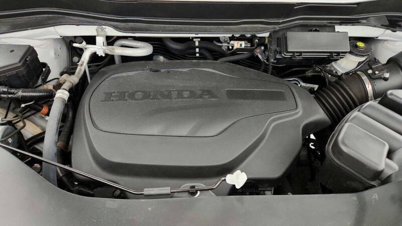 2022 Honda Pilot Touring w/Rear Captain's Chairs