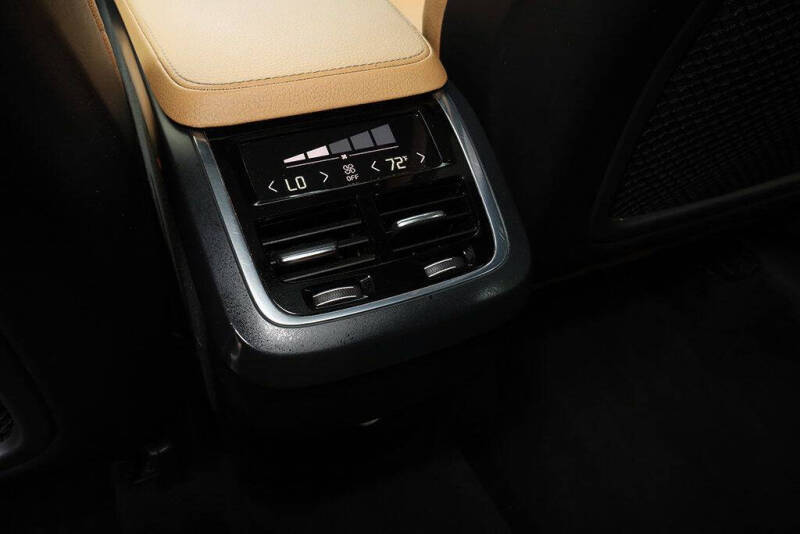 2017 Volvo XC90 T6 Momentum