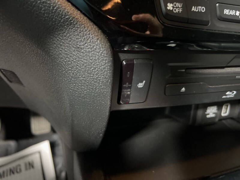 2022 Honda Pilot Touring w/Rear Captain's Chairs