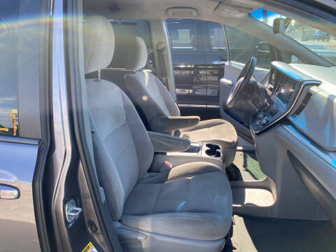 2015 Toyota Sienna LE 8-Passenger