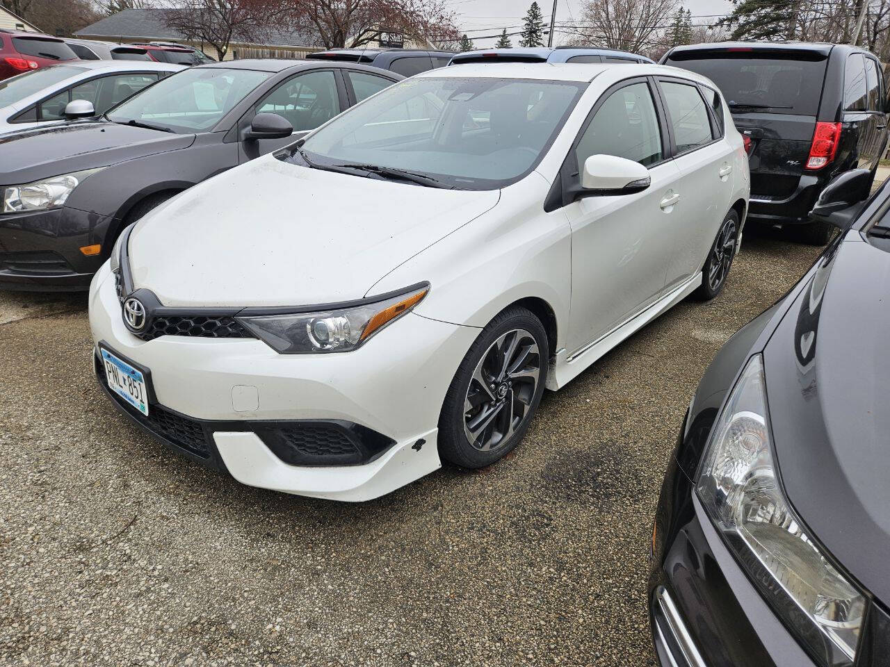 White 2017 Toyota Corolla iM Base 4dr Hatchback CVT 2