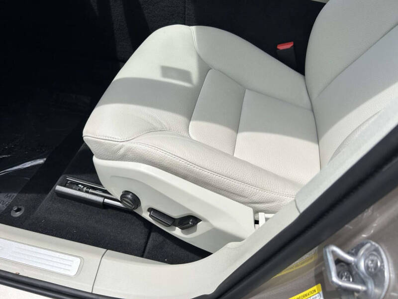 2025 Volvo XC60 B5 Plus Dark Theme