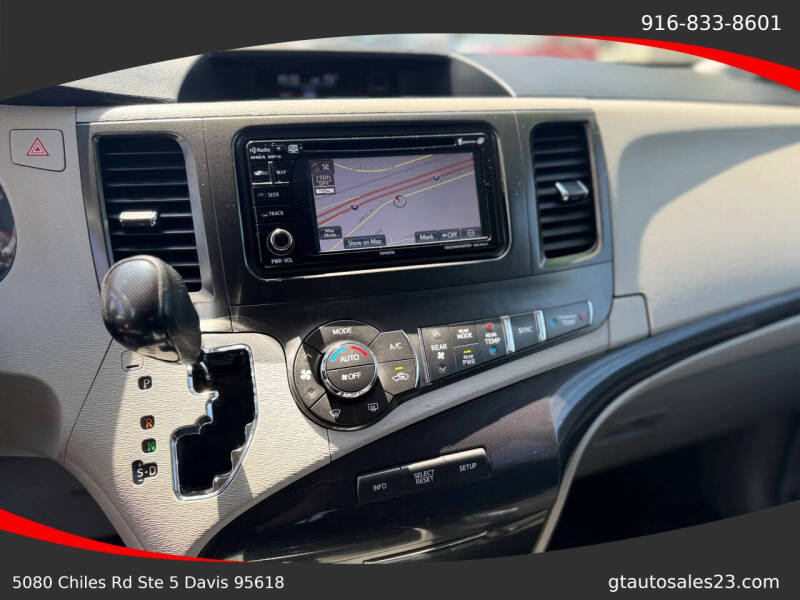 2013 Toyota Sienna SE 8-Passenger