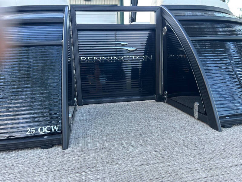 2017 Bennington 25QXCW