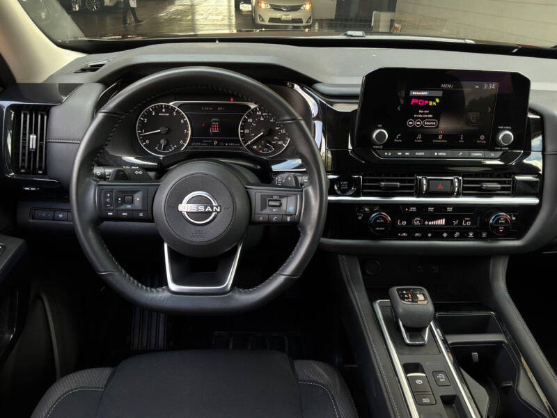 2025 Nissan Pathfinder SV