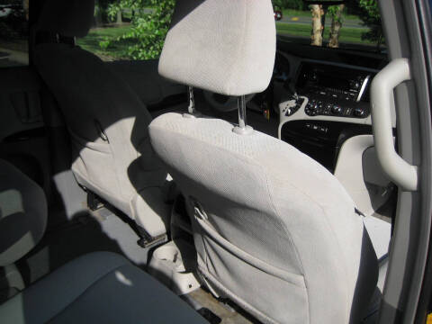 2011 Toyota Sienna LE 7-Passenger Auto Access Seat