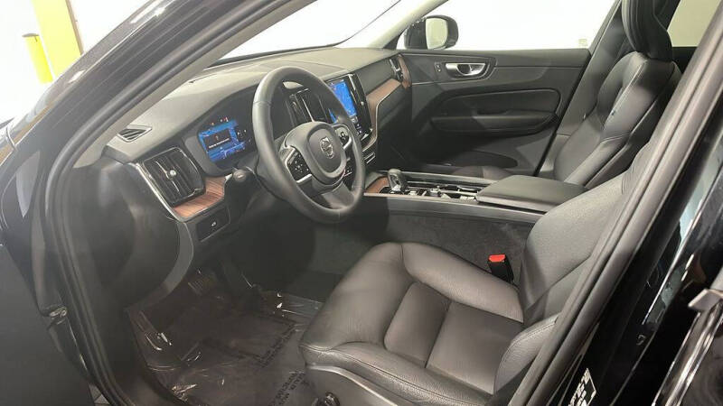 2024 Volvo XC60 B5 Plus Dark Theme