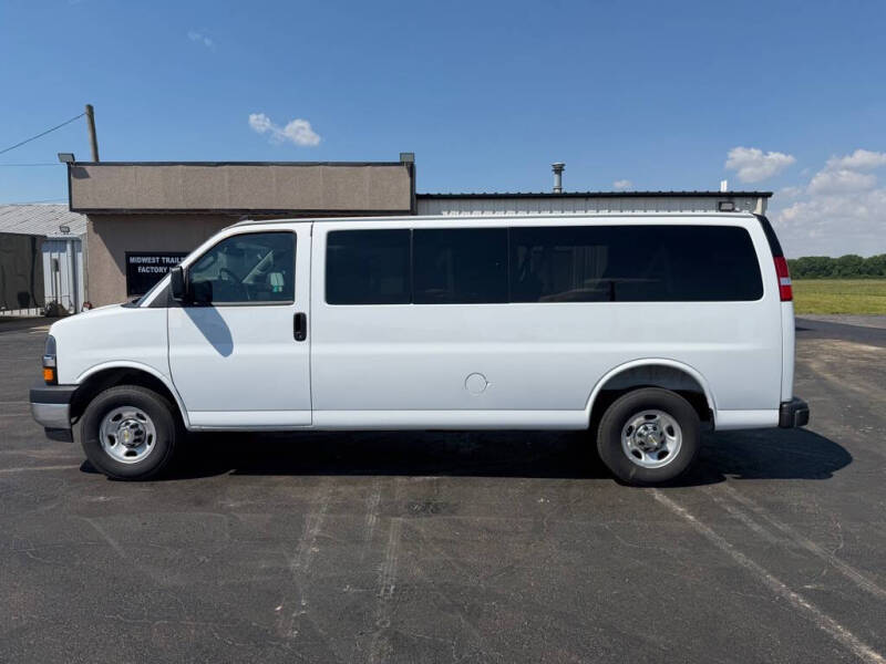2025 Chevrolet Express Passenger LT - Photo 8