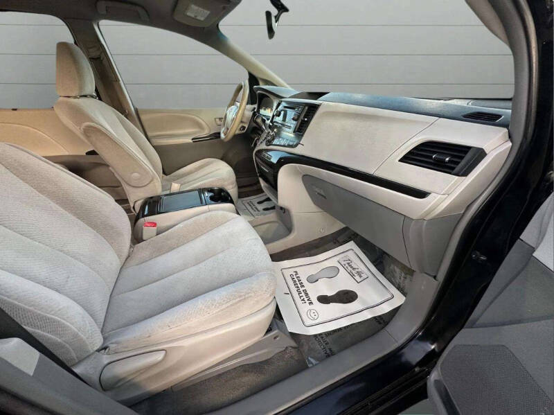 2014 Toyota Sienna LE 8-Passenger