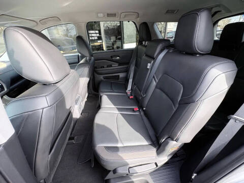 2022 Nissan Pathfinder SL