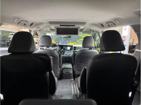 2017 Toyota Sienna SE Premium 8-Passenger