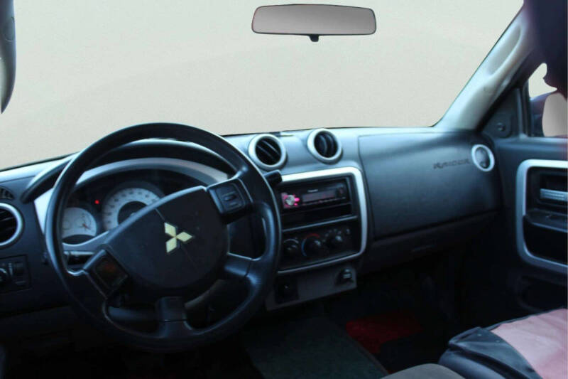 2008 Mitsubishi Raider LS