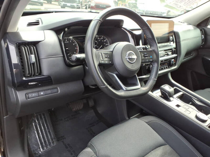 2024 Nissan Pathfinder SV