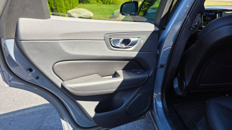 2023 Volvo XC60 B5 Plus Dark Theme