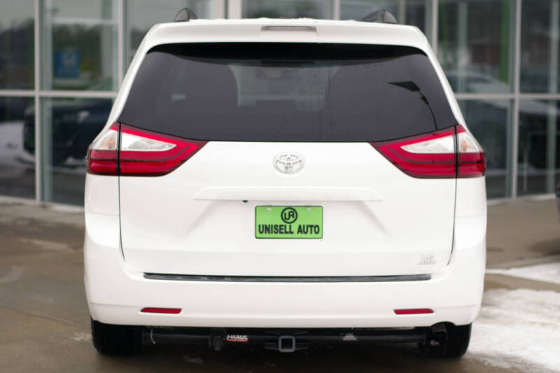 2017 Toyota Sienna LE 7-Passenger