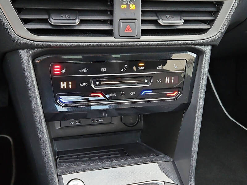 2025 Volkswagen Taos SE Black