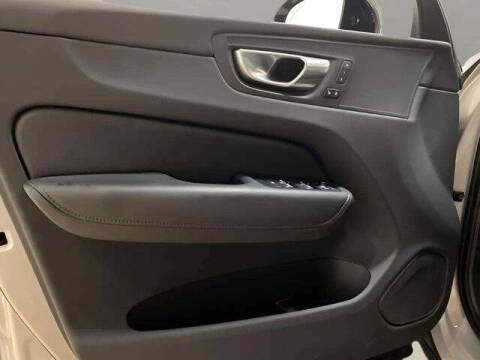 2025 Volvo XC60 B5 Core Dark Theme