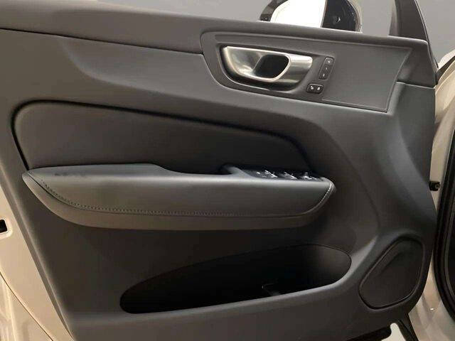 2025 Volvo XC60 B5 Core Dark Theme