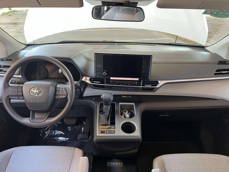 2025 Toyota Sienna LE 8-Passenger