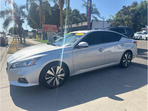 2019 Nissan Altima for sale at Dealers Choice Inc in Farmersville CA