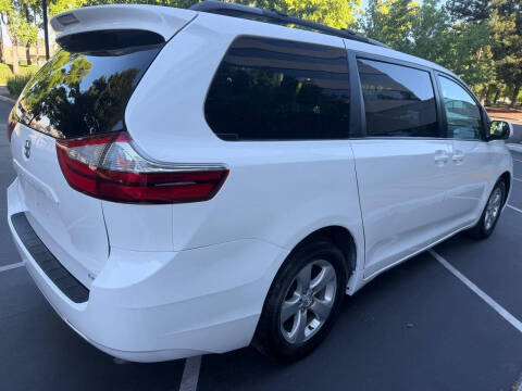2016 Toyota Sienna LE 7-Passenger Auto Access Seat