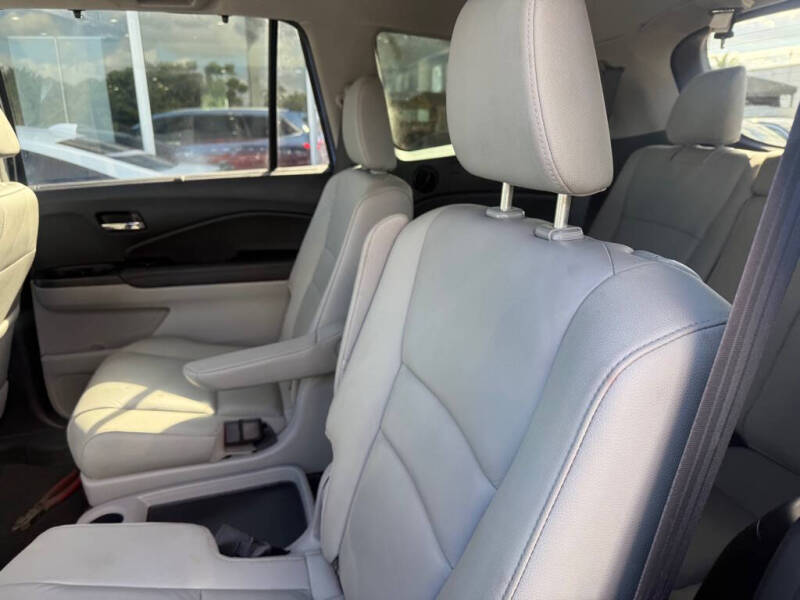 2021 Honda Pilot Touring w/Rear Captain's Chairs