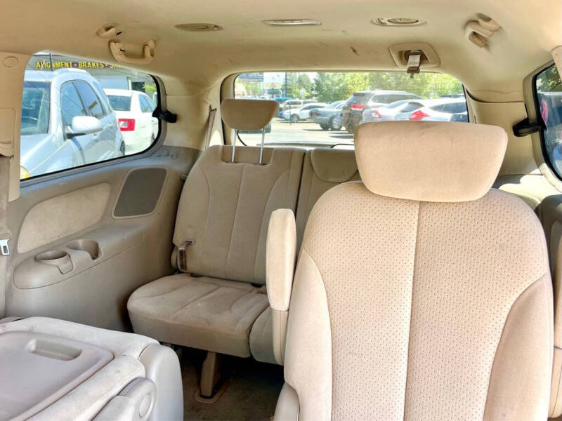 2007 Hyundai Entourage GLS