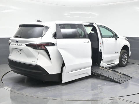 2025 Toyota Sienna LE 8-Passenger