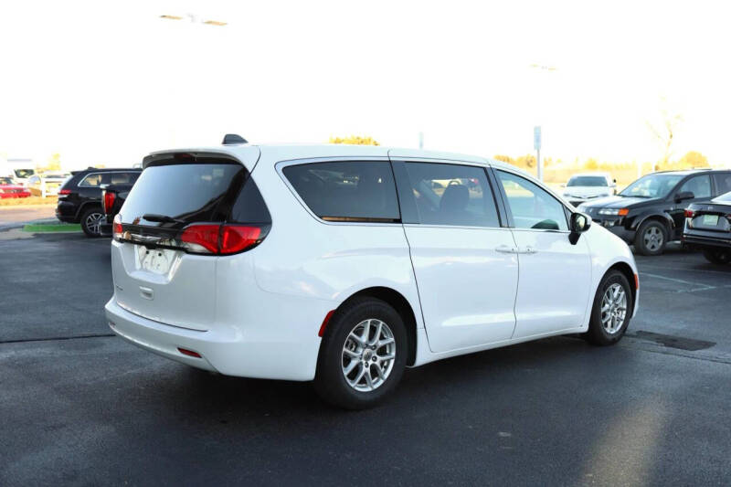 2022 Chrysler Voyager LX