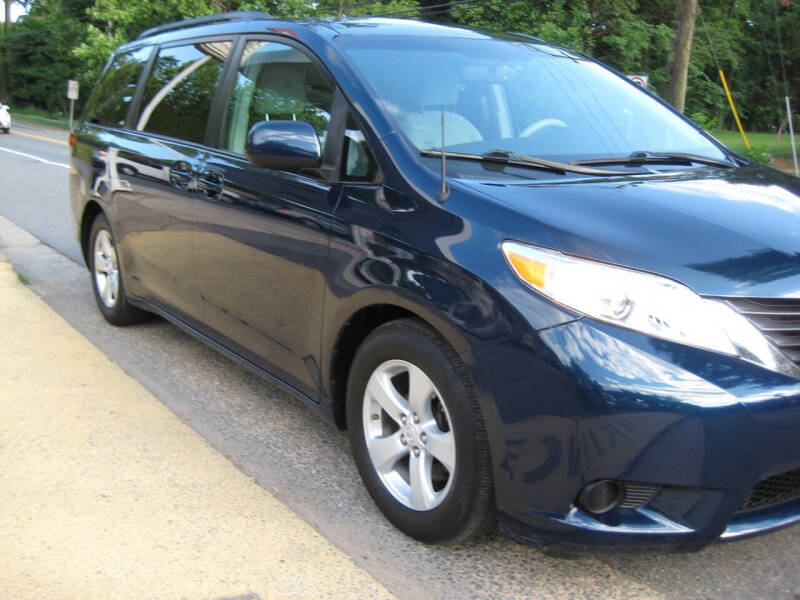 2011 Toyota Sienna LE 7-Passenger Auto Access Seat