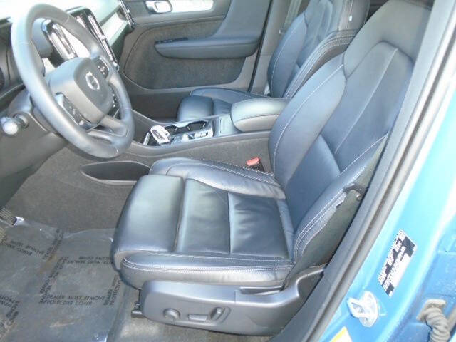 2024 Volvo XC40 B5 Plus Dark Theme