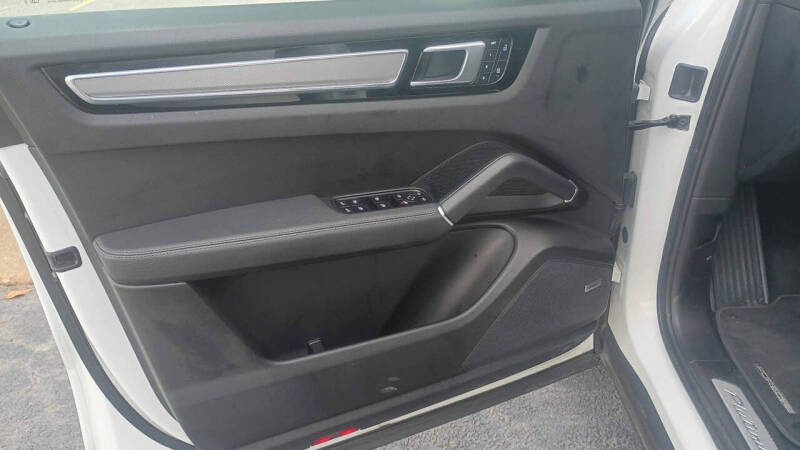 2023 Porsche Cayenne Platinum Edition