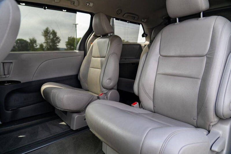 2017 Toyota Sienna XLE Premium 7-Passenger