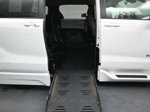 2025 Toyota Sienna LE 8-Passenger