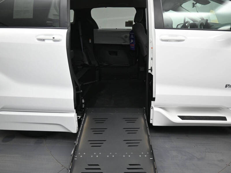 2025 Toyota Sienna LE 8-Passenger